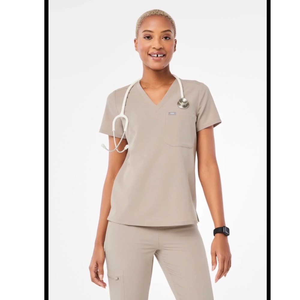 FIGS Catarina One-Pocket Scrub Top Medium hospital workwear nurse layered